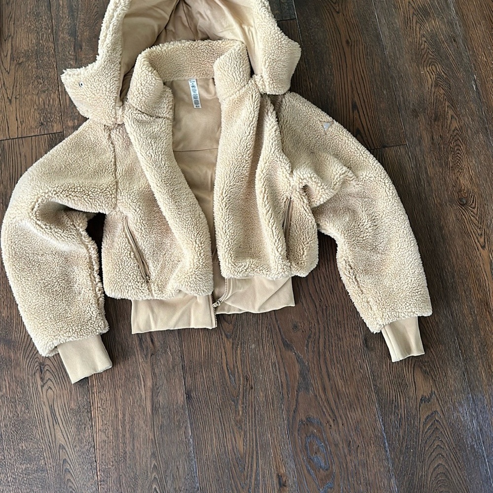 ALO Yoga women’s camel foxy Sherpa Jacket